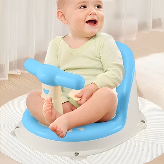 bebe assis dans un siege de bain bebe bleue