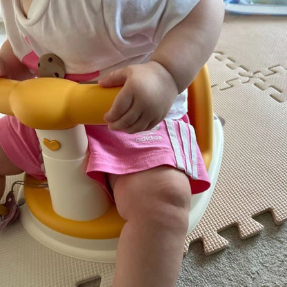 siege de bain bebe jaune on voit une jambe